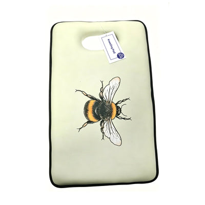 Handy garden print kneeling pad featuring a large bee print set against a green background. The pad has a handle for easy lifting around your garden. This charity homeware is the perfect gift for those with green fingers and a love for the great outdoors.